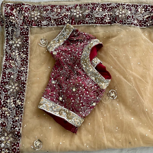 Beige net sari with burgundy velvet border and blouse (XS/S blouse) - Picture 2 of 7